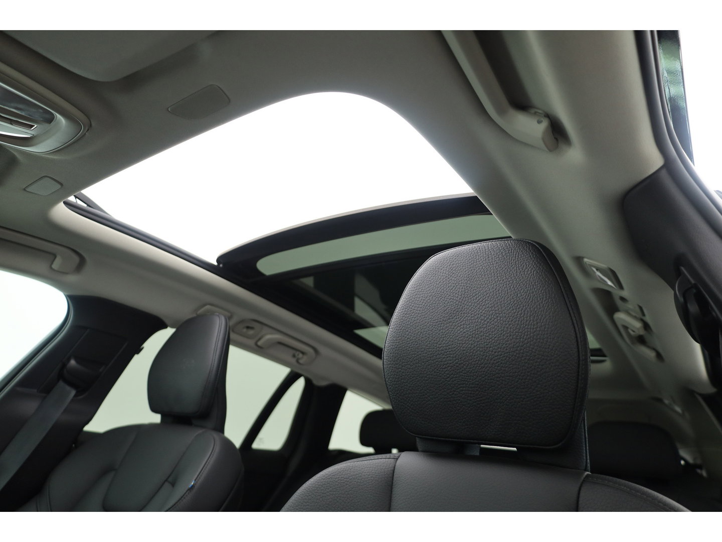 Volvo V60 2.0 T6 Plug-in hybrid AWD Plus Bright | Pano-dak | Head-up | Harman & Kardon | 360 camera | 4x stoel+ stuurverw. |