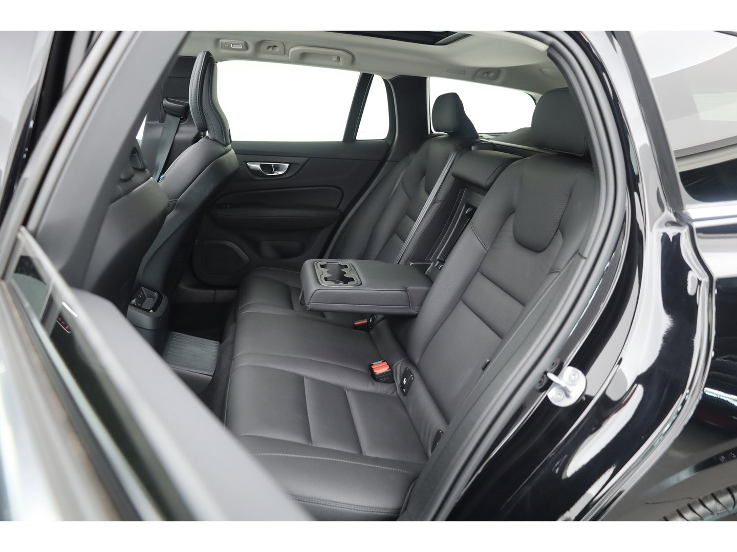 Volvo V60 2.0 T6 Plug-in hybrid AWD Plus Bright | Pano-dak | Head-up | Harman & Kardon | 360 camera | 4x stoel+ stuurverw. |