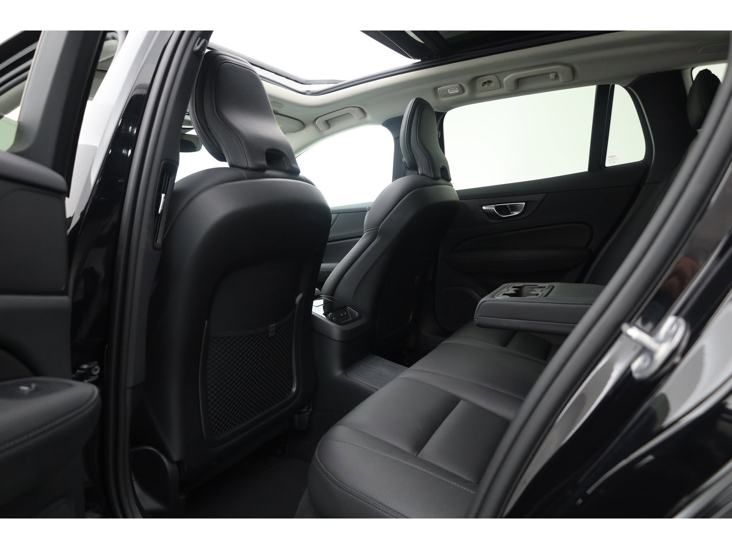 Volvo V60 2.0 T6 Plug-in hybrid AWD Plus Bright | Pano-dak | Head-up | Harman & Kardon | 360 camera | 4x stoel+ stuurverw. |