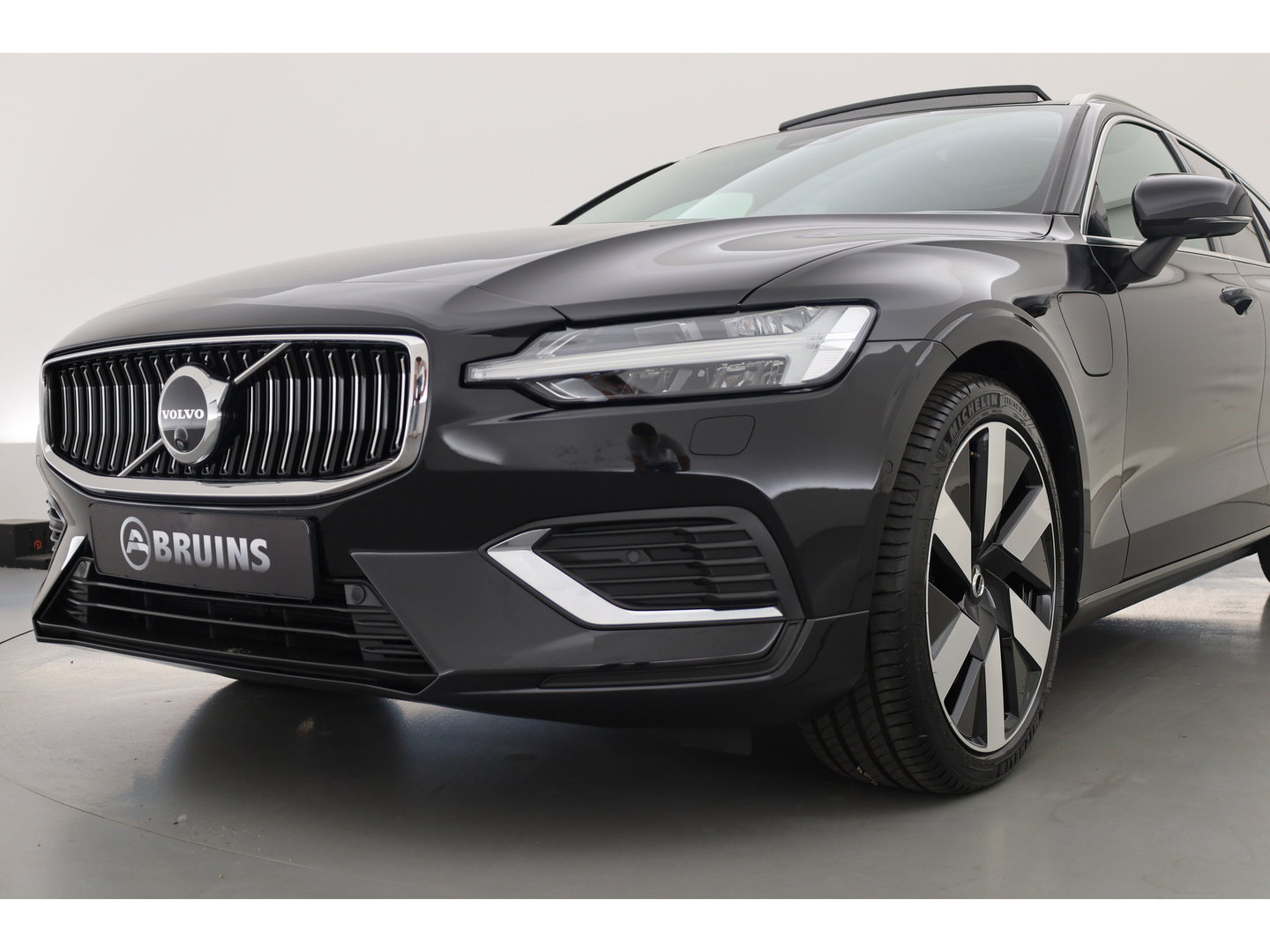 Volvo V60 2.0 T6 Plug-in hybrid AWD Plus Bright | Pano-dak | Head-up | Harman & Kardon | 360 camera | 4x stoel+ stuurverw. |