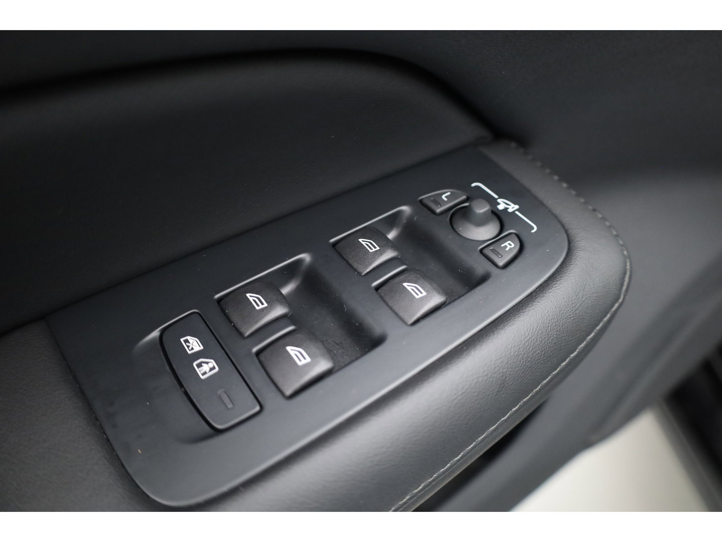 Volvo V60 2.0 T6 Plug-in hybrid AWD Plus Bright | Pano-dak | Head-up | Harman & Kardon | 360 camera | 4x stoel+ stuurverw. |