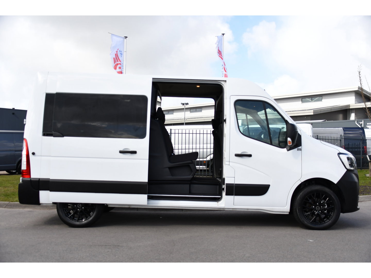 Renault Master T35 2.3 dCi 180 L2H2 DC PB Edition Camera, Cruise, Carplay, LED, 2 x Schuifdeur, Multimedia, 180pk, 6 zitplaatsen, Uniek!