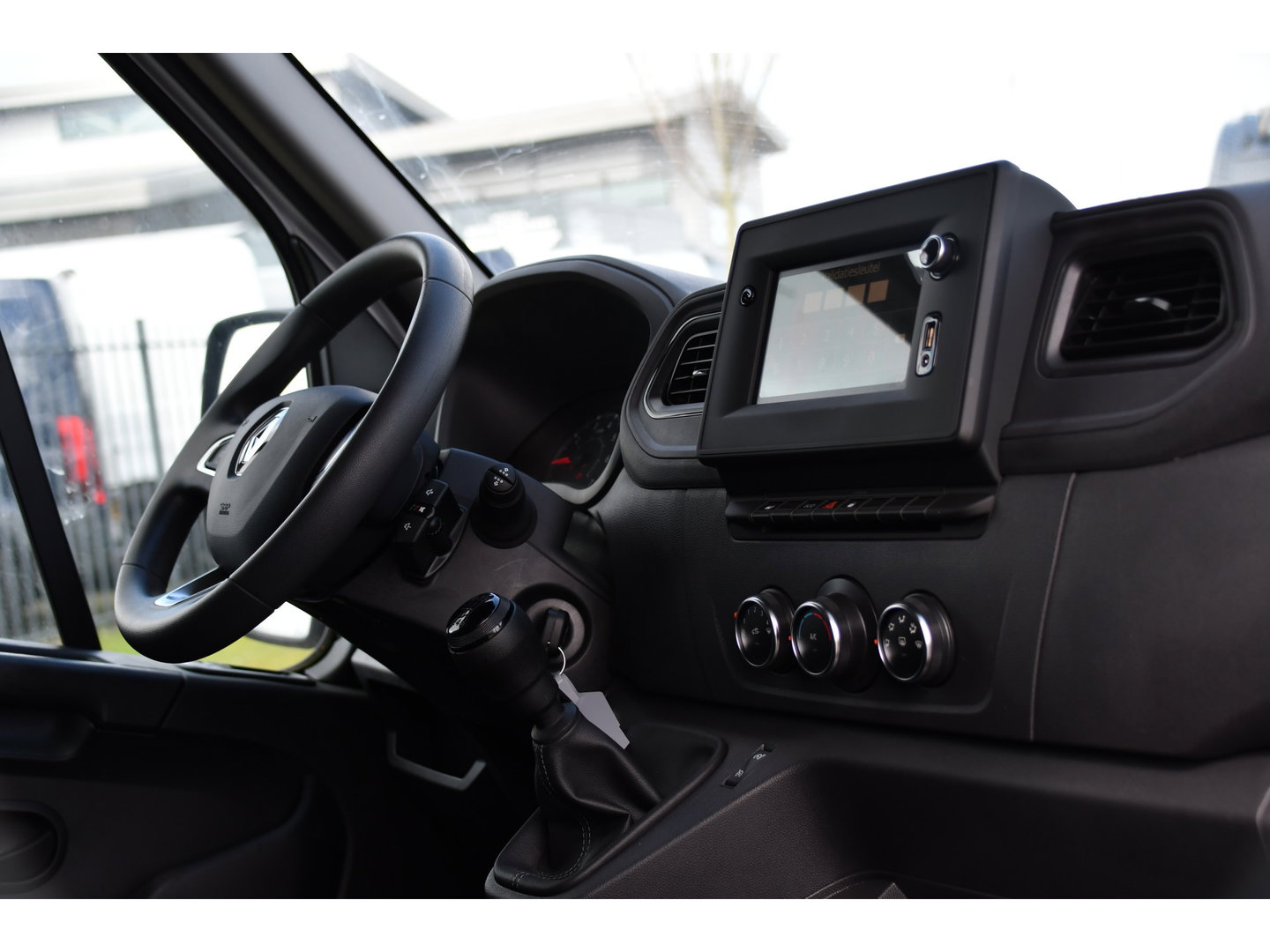 Renault Master T35 2.3 dCi 180 L2H2 DC PB Edition Camera, Cruise, Carplay, LED, 2 x Schuifdeur, Multimedia, 180pk, 6 zitplaatsen, Uniek!