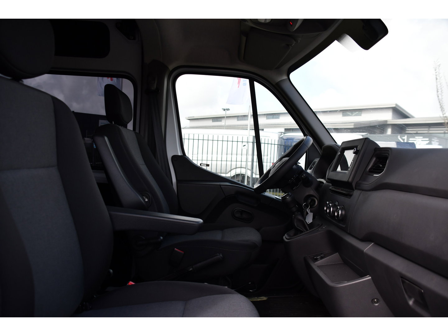 Renault Master T35 2.3 dCi 180 L2H2 DC PB Edition Camera, Cruise, Carplay, LED, 2 x Schuifdeur, Multimedia, 180pk, 6 zitplaatsen, Uniek!