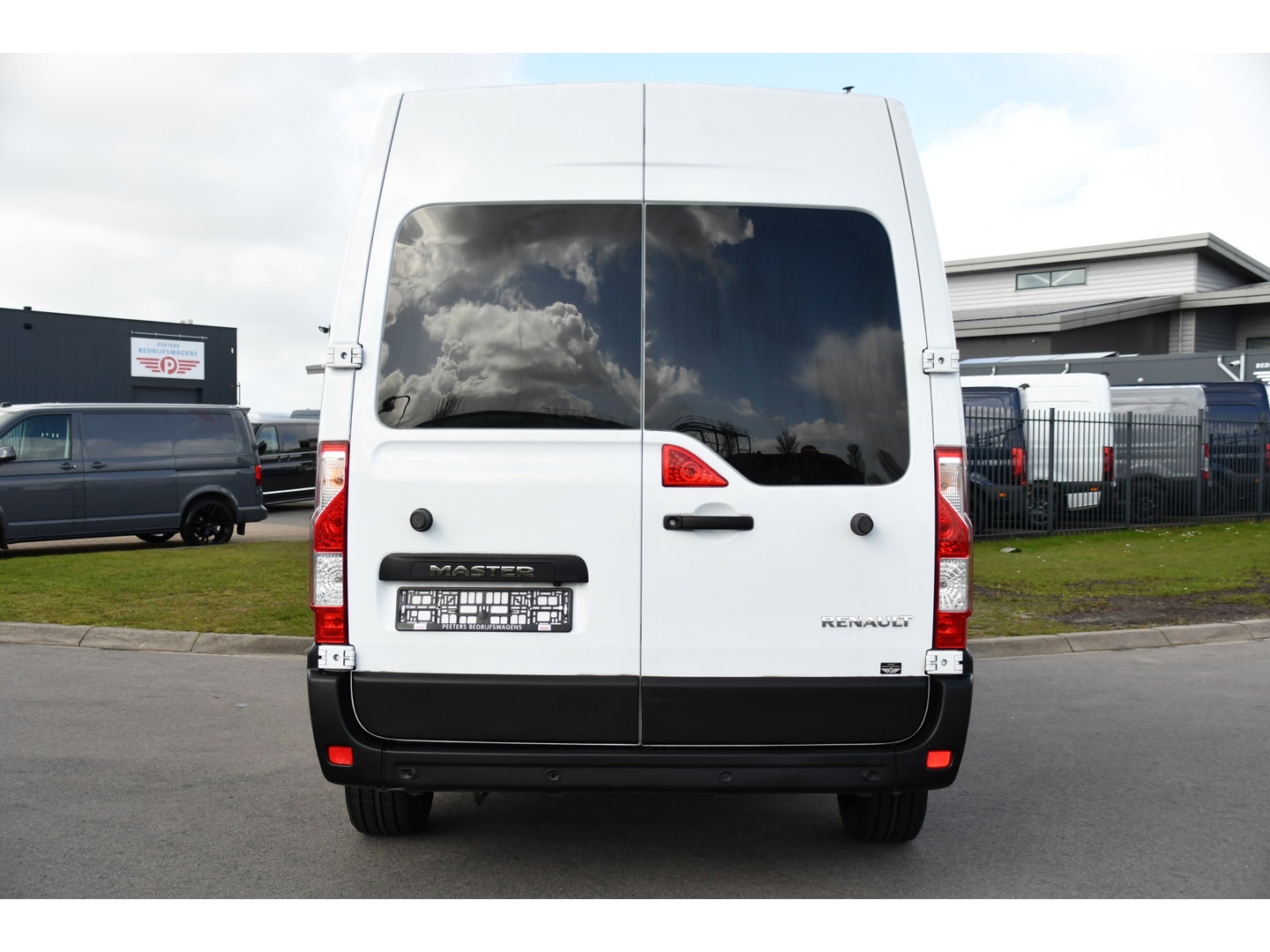 Renault Master T35 2.3 dCi 180 L2H2 DC PB Edition Camera, Cruise, Carplay, LED, 2 x Schuifdeur, Multimedia, 180pk, 6 zitplaatsen, Uniek!