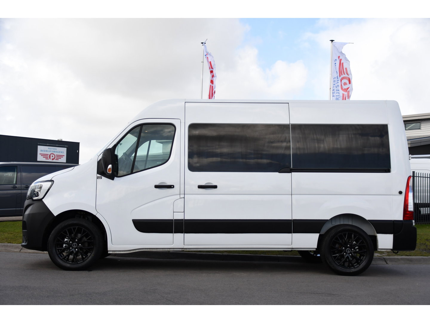 Renault Master T35 2.3 dCi 180 L2H2 DC PB Edition Camera, Cruise, Carplay, LED, 2 x Schuifdeur, Multimedia, 180pk, 6 zitplaatsen, Uniek!