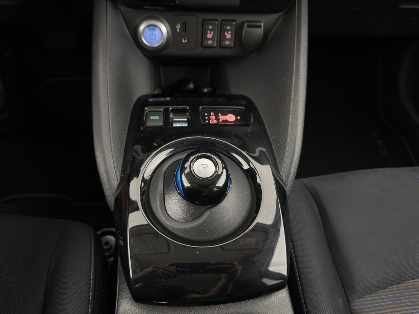 Nissan Leaf 2.ZERO EDITION 40 kWh Aut. *ADAPTIVE-CRUISE | NAVI-FULLMAP | DIGI-COCKPIT | TOP-VIEW | BLIND-SPOT | KEYLESS | DAB+ | LANE-ASSIST | HEATED-COMFORTSEATS | CARPLAY | ECC | PRIVACY-GLASS | PDC | 17"ALU*