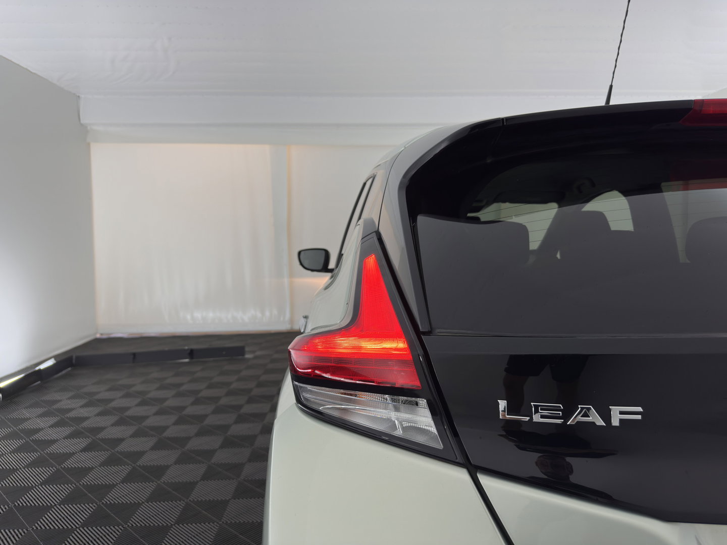 Nissan Leaf 2.ZERO EDITION 40 kWh Aut. *ADAPTIVE-CRUISE | NAVI-FULLMAP | DIGI-COCKPIT | TOP-VIEW | BLIND-SPOT | KEYLESS | DAB+ | LANE-ASSIST | HEATED-COMFORTSEATS | CARPLAY | ECC | PRIVACY-GLASS | PDC | 17"ALU*