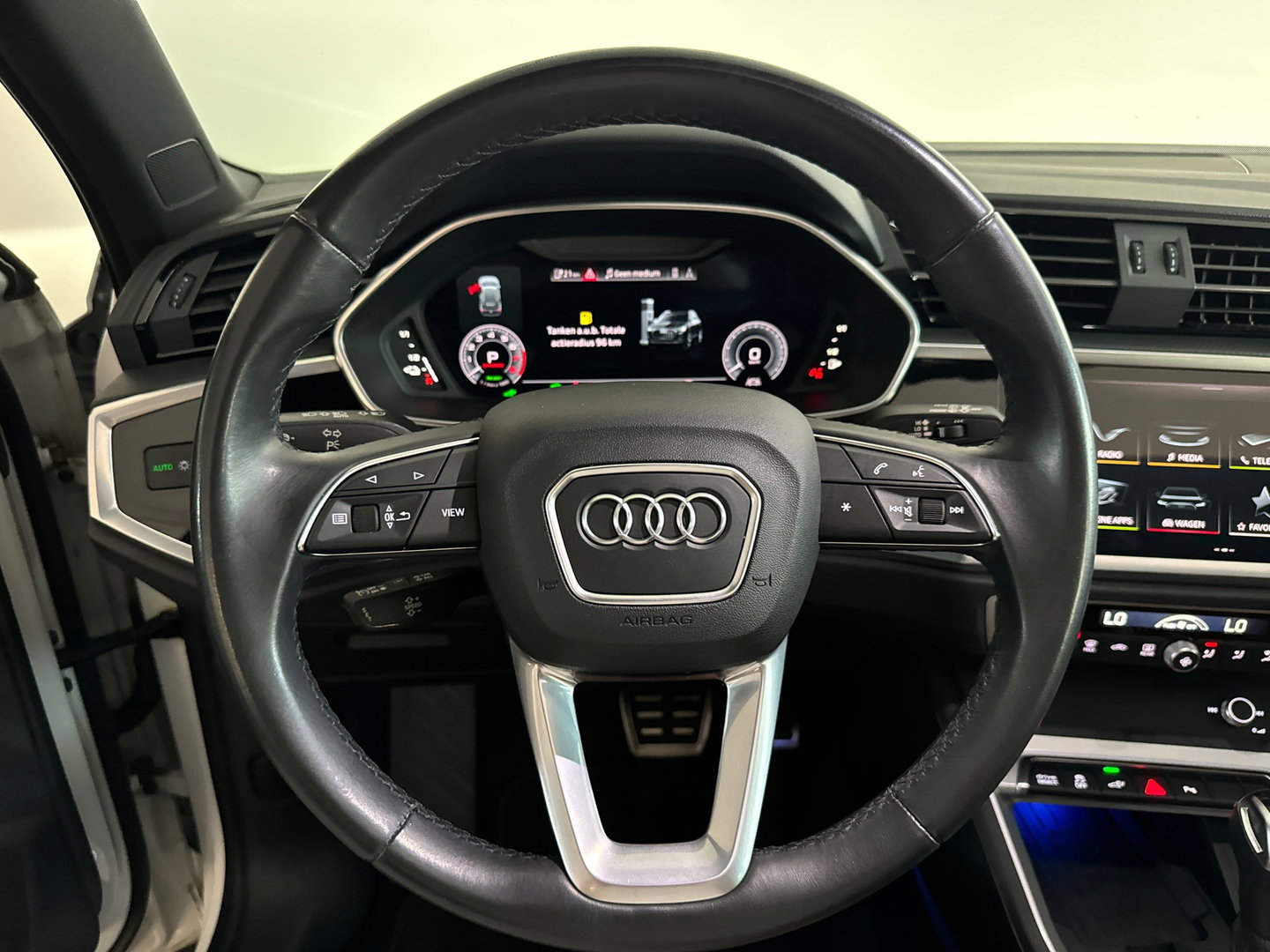 Audi Q3 45 TFSI e Business Edition Pano|Keyless|Leer|Sfeer