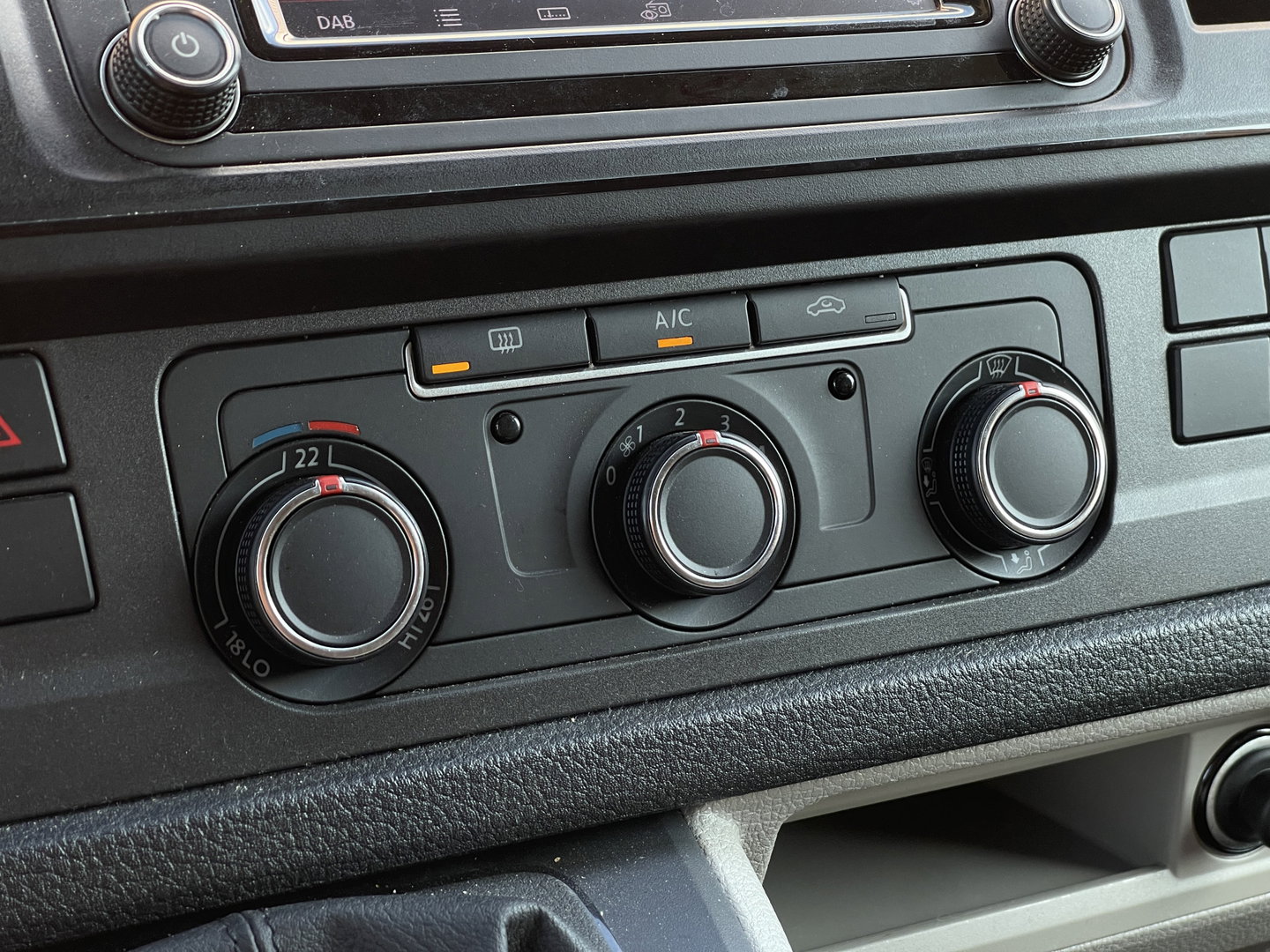 Volkswagen Transporter 2.0 TSI L1H1 | Marge! | Benzine! | Trekhaak | Cruise Control | Parkeersensoren Achter | Voorruitverwarming | Apple Carplay | Android Auto |