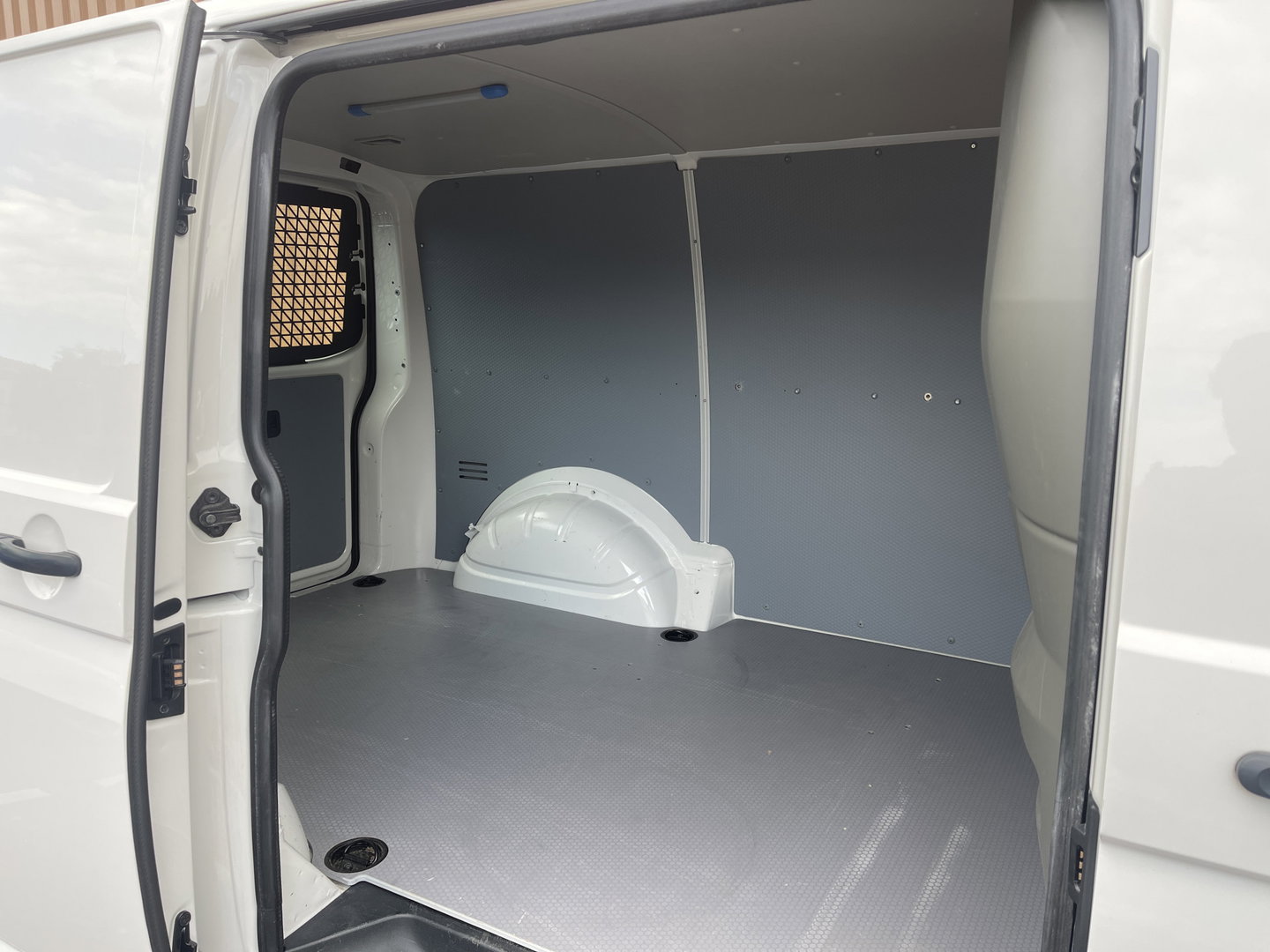Volkswagen Transporter 2.0 TSI L1H1 | Marge! | Benzine! | Trekhaak | Cruise Control | Parkeersensoren Achter | Voorruitverwarming | Apple Carplay | Android Auto |