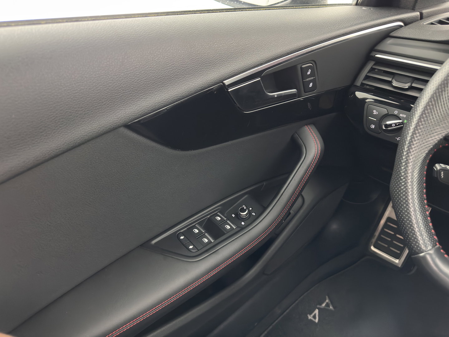 Audi A4 Avant 2.0 TDI S-Line Sport Black Edition Aut. *PANO | LEATHER | FULL-LED | HEATED-SPORTSEATS | AUDI-SOUND | DIGI-COCKPIT | KEYLESS | NAVI-FULLMAP | PDC | AMBIENTLIGHT | CRUISE  | 18"ALU*