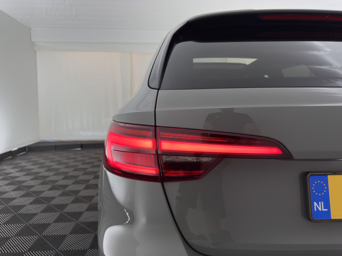Audi A4 Avant 2.0 TDI S-Line Sport Black Edition Aut. *PANO | LEATHER | FULL-LED | HEATED-SPORTSEATS | AUDI-SOUND | DIGI-COCKPIT | KEYLESS | NAVI-FULLMAP | PDC | AMBIENTLIGHT | CRUISE  | 18"ALU*
