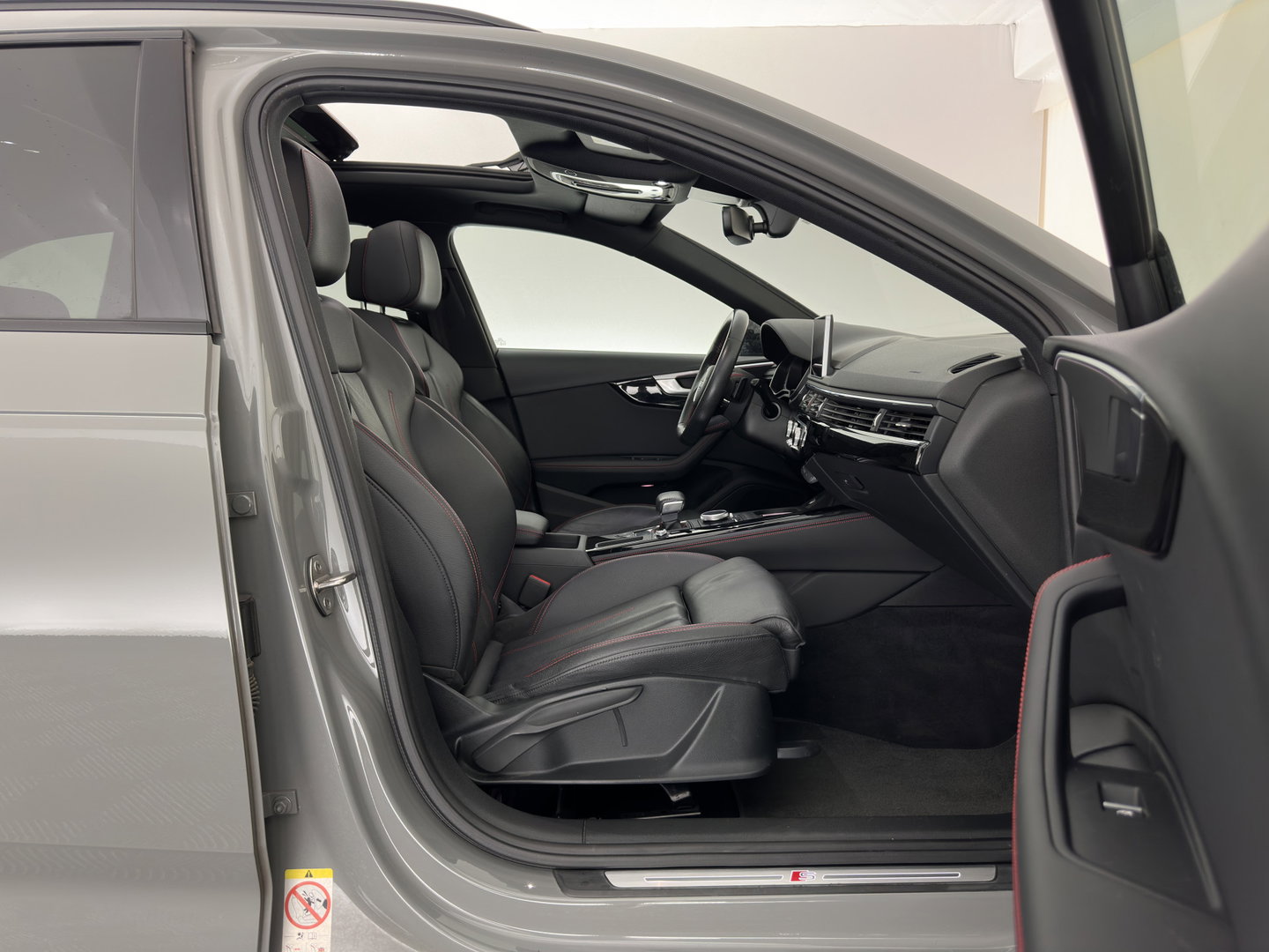 Audi A4 Avant 2.0 TDI S-Line Sport Black Edition Aut. *PANO | LEATHER | FULL-LED | HEATED-SPORTSEATS | AUDI-SOUND | DIGI-COCKPIT | KEYLESS | NAVI-FULLMAP | PDC | AMBIENTLIGHT | CRUISE  | 18"ALU*