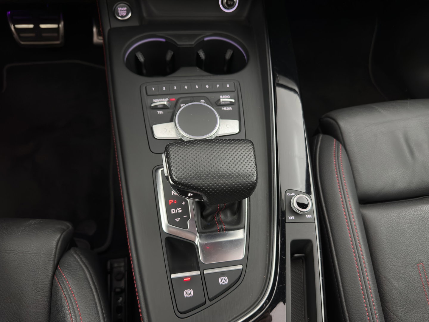 Audi A4 Avant 2.0 TDI S-Line Sport Black Edition Aut. *PANO | LEATHER | FULL-LED | HEATED-SPORTSEATS | AUDI-SOUND | DIGI-COCKPIT | KEYLESS | NAVI-FULLMAP | PDC | AMBIENTLIGHT | CRUISE  | 18"ALU*