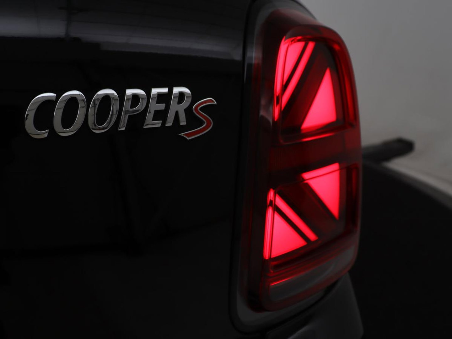 MINI Countryman 2.0 Cooper S Hammersmith | Panoramadak | Carplay | Camera | Harmon Kardon | Leder | Stoel verwarming | Elektrische kofferbak | Digital cockpit | Keyless | Cruise control | Climate control