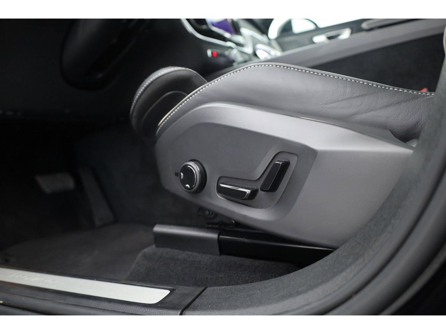 Volvo XC60 2.0 T8 455 PK Plug-in hybrid AWD Plus Dark | Luchtvering | Sport stoelen | 360 camera | Zwarte hemel | 21 inch | Adap. cruise |