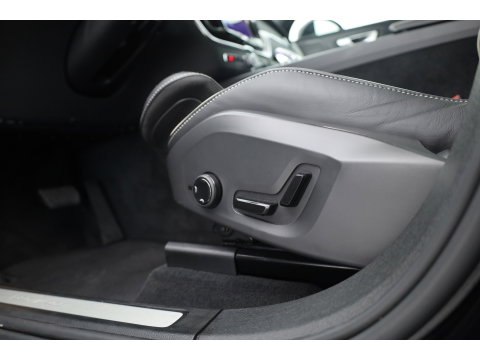 Volvo XC60 2.0 T8 455 PK Plug-in hybrid AWD Plus Dark | Luchtvering | Sport stoelen | 360 camera | Zwarte hemel | 21 inch | Adap. cruise |