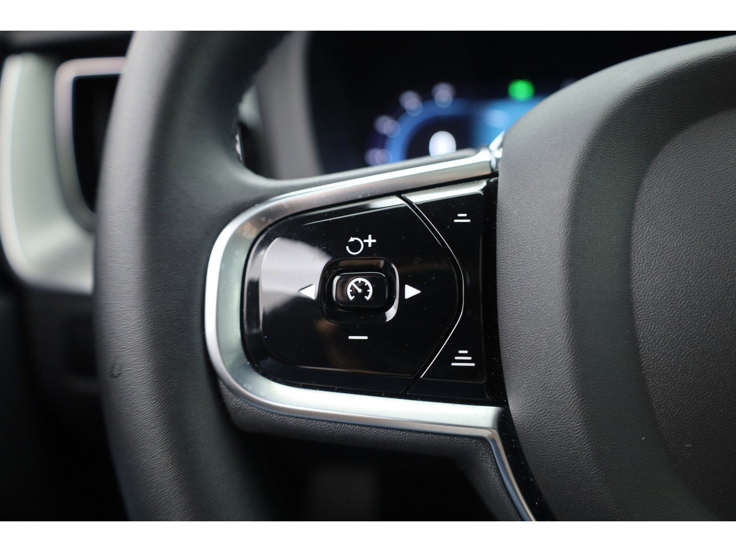Volvo XC60 2.0 T8 455 PK Plug-in hybrid AWD Plus Dark | Luchtvering | Sport stoelen | 360 camera | Zwarte hemel | 21 inch | Adap. cruise |