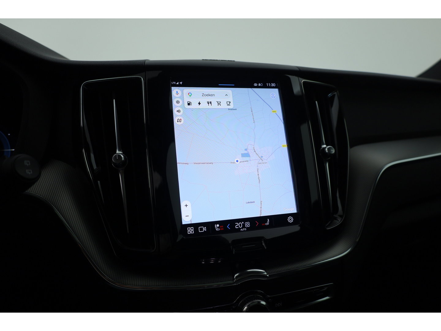 Volvo XC60 2.0 T8 455 PK Plug-in hybrid AWD Plus Dark | Luchtvering | Sport stoelen | 360 camera | Zwarte hemel | 21 inch | Adap. cruise |