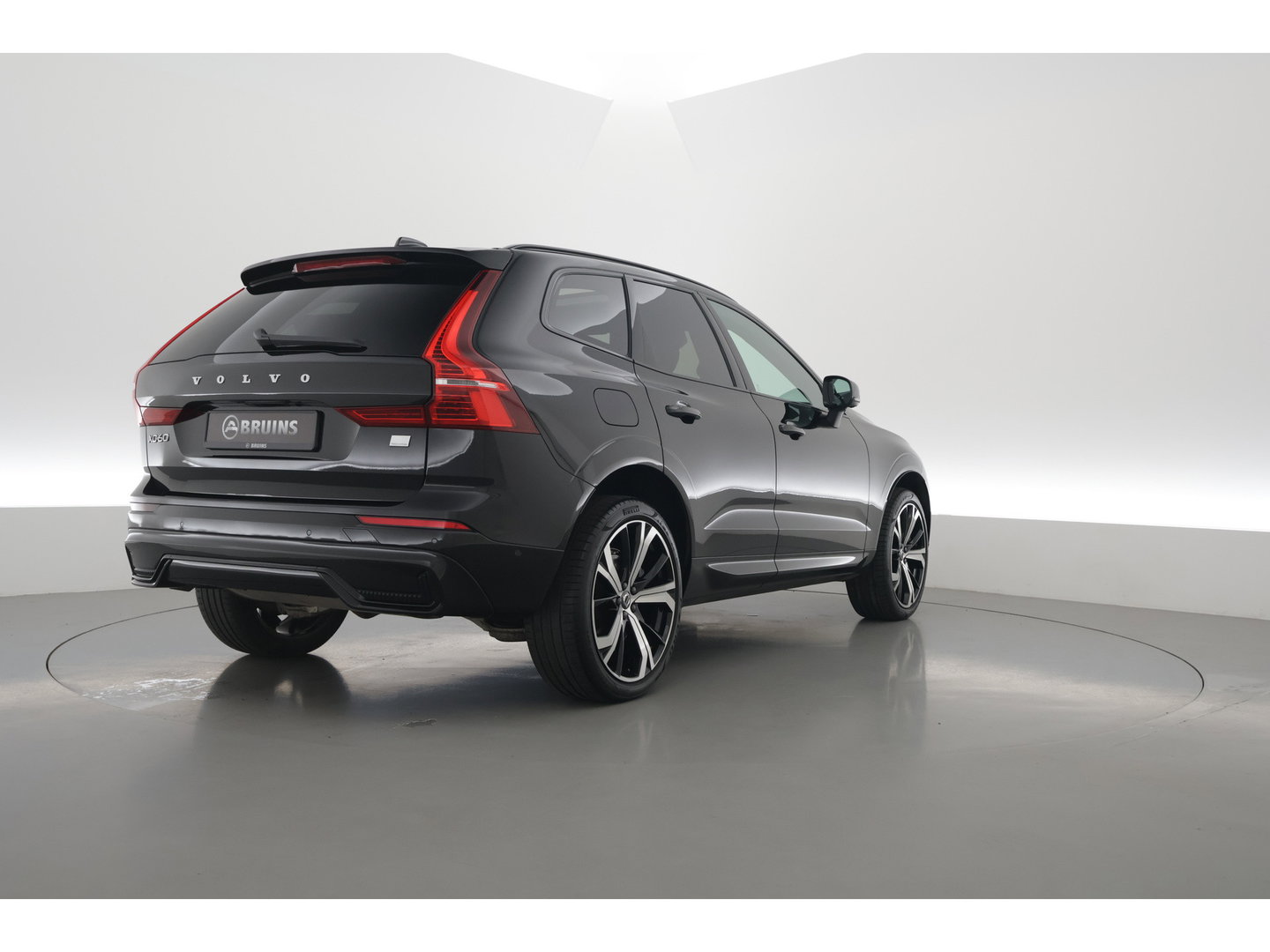 Volvo XC60 2.0 T8 455 PK Plug-in hybrid AWD Plus Dark | Luchtvering | Sport stoelen | 360 camera | Zwarte hemel | 21 inch | Adap. cruise |