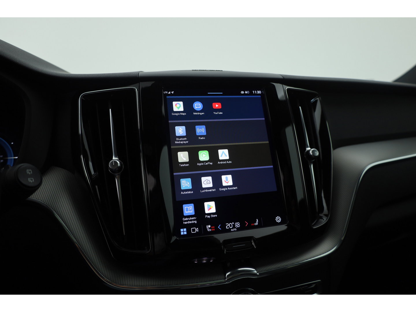 Volvo XC60 2.0 T8 455 PK Plug-in hybrid AWD Plus Dark | Luchtvering | Sport stoelen | 360 camera | Zwarte hemel | 21 inch | Adap. cruise |