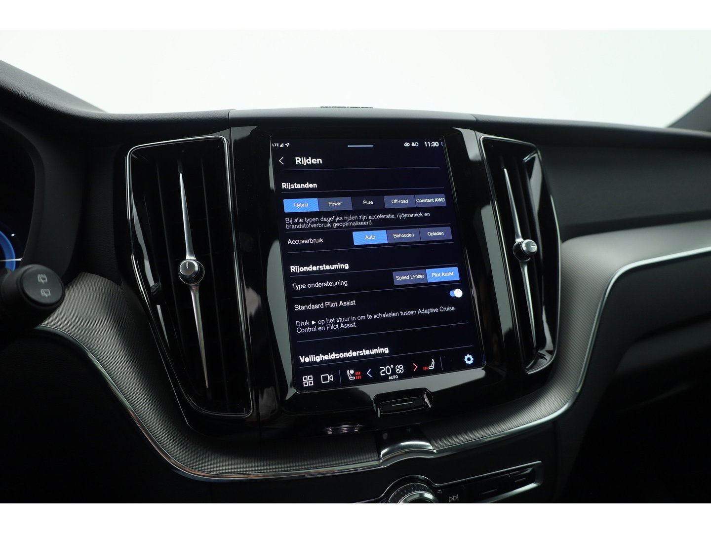 Volvo XC60 2.0 T8 455 PK Plug-in hybrid AWD Plus Dark | Luchtvering | Sport stoelen | 360 camera | Zwarte hemel | 21 inch | Adap. cruise |