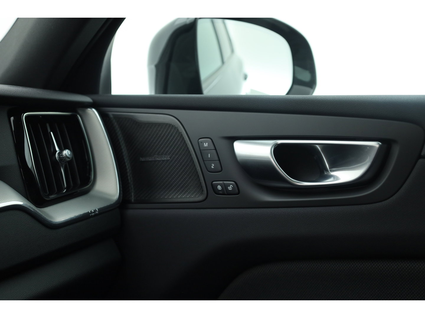 Volvo XC60 2.0 T8 455 PK Plug-in hybrid AWD Plus Dark | Luchtvering | Sport stoelen | 360 camera | Zwarte hemel | 21 inch | Adap. cruise |