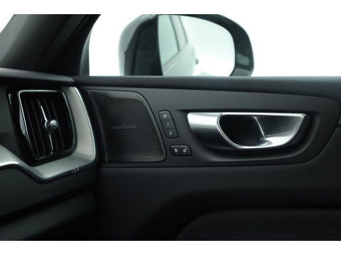 Volvo XC60 2.0 T8 455 PK Plug-in hybrid AWD Plus Dark | Luchtvering | Sport stoelen | 360 camera | Zwarte hemel | 21 inch | Adap. cruise |