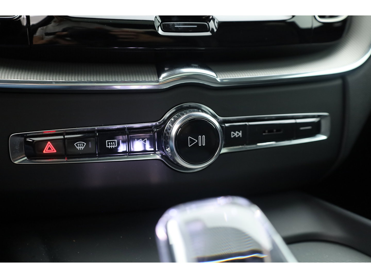 Volvo XC60 2.0 T8 455 PK Plug-in hybrid AWD Plus Dark | Luchtvering | Sport stoelen | 360 camera | Zwarte hemel | 21 inch | Adap. cruise |