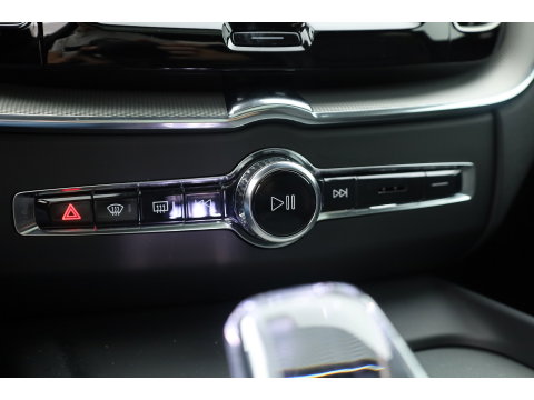 Volvo XC60 2.0 T8 455 PK Plug-in hybrid AWD Plus Dark | Luchtvering | Sport stoelen | 360 camera | Zwarte hemel | 21 inch | Adap. cruise |