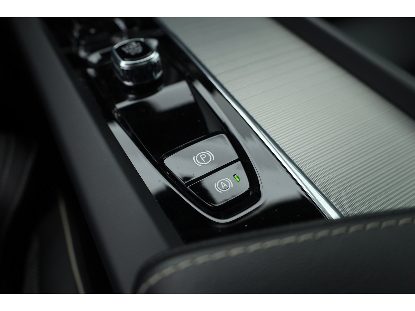 Volvo XC60 2.0 T8 455 PK Plug-in hybrid AWD Plus Dark | Luchtvering | Sport stoelen | 360 camera | Zwarte hemel | 21 inch | Adap. cruise |