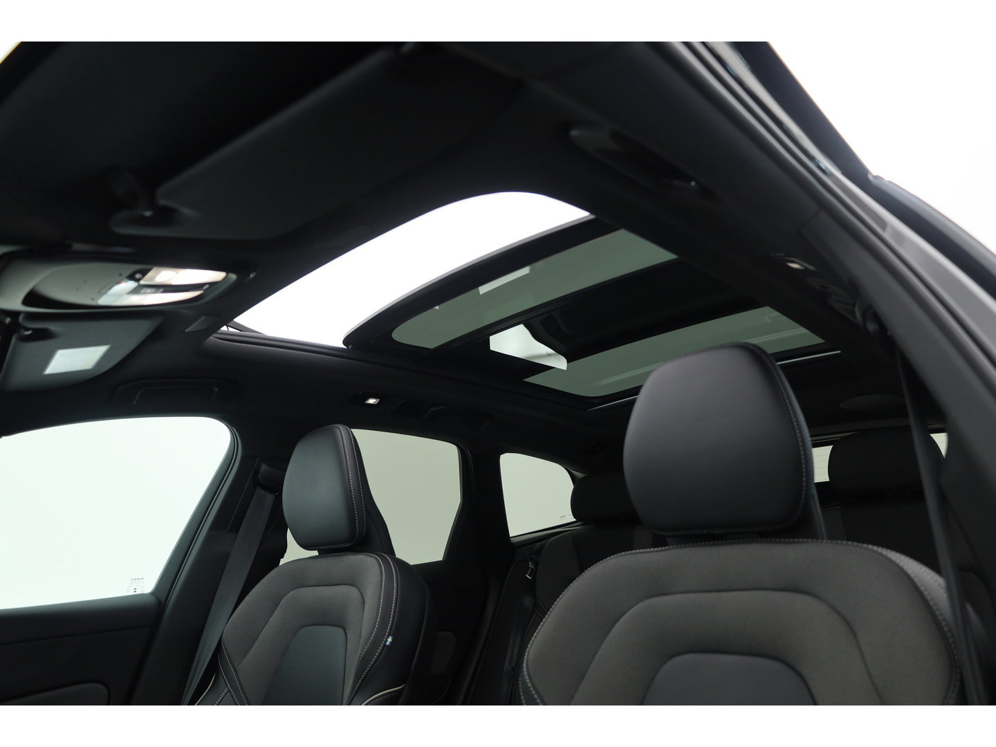 Volvo XC60 2.0 T8 455 PK Plug-in hybrid AWD Plus Dark | Luchtvering | Sport stoelen | 360 camera | Zwarte hemel | 21 inch | Adap. cruise |