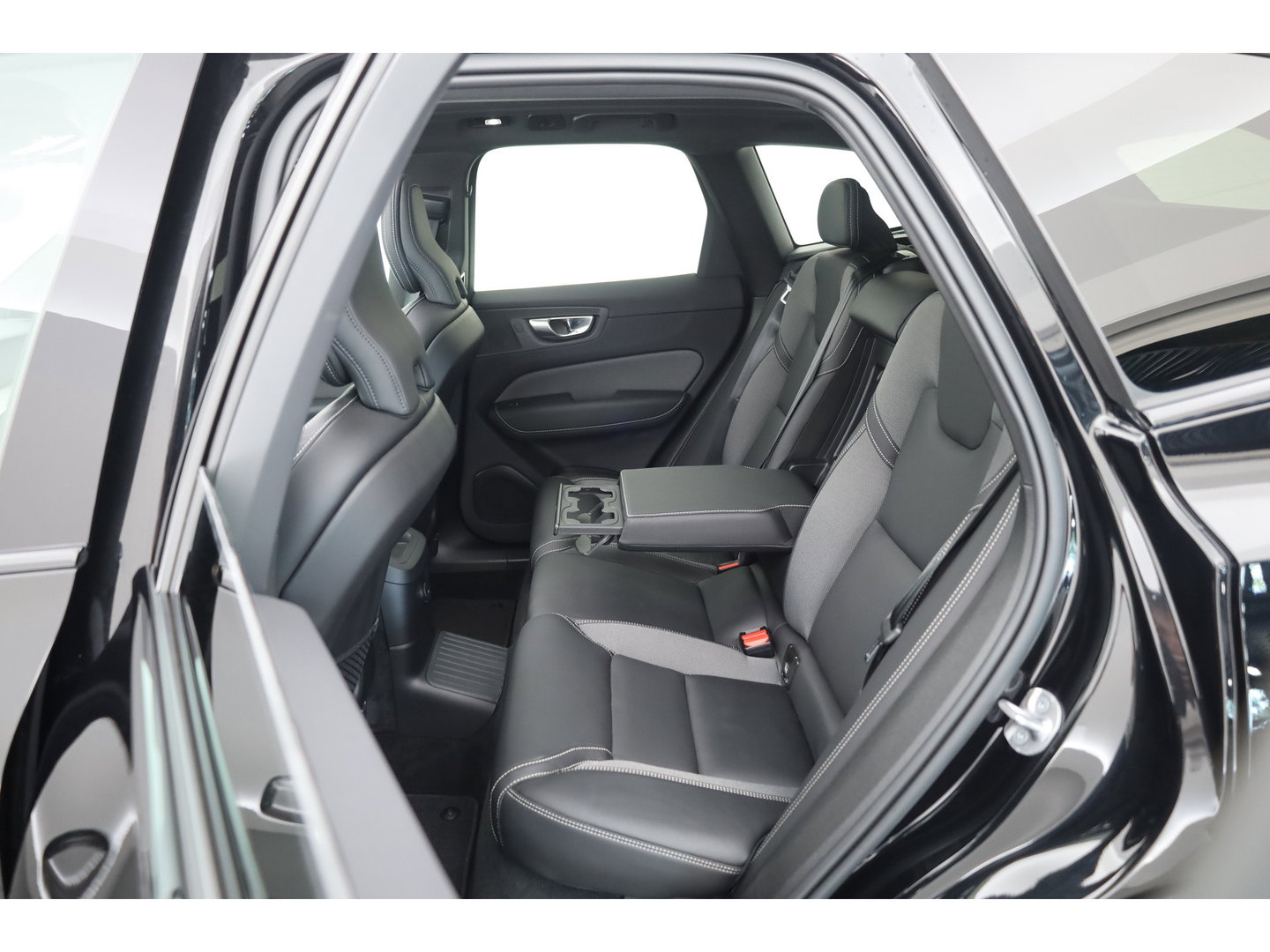 Volvo XC60 2.0 T8 455 PK Plug-in hybrid AWD Plus Dark | Luchtvering | Sport stoelen | 360 camera | Zwarte hemel | 21 inch | Adap. cruise |
