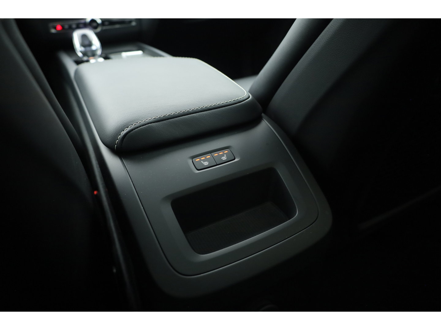 Volvo XC60 2.0 T8 455 PK Plug-in hybrid AWD Plus Dark | Luchtvering | Sport stoelen | 360 camera | Zwarte hemel | 21 inch | Adap. cruise |
