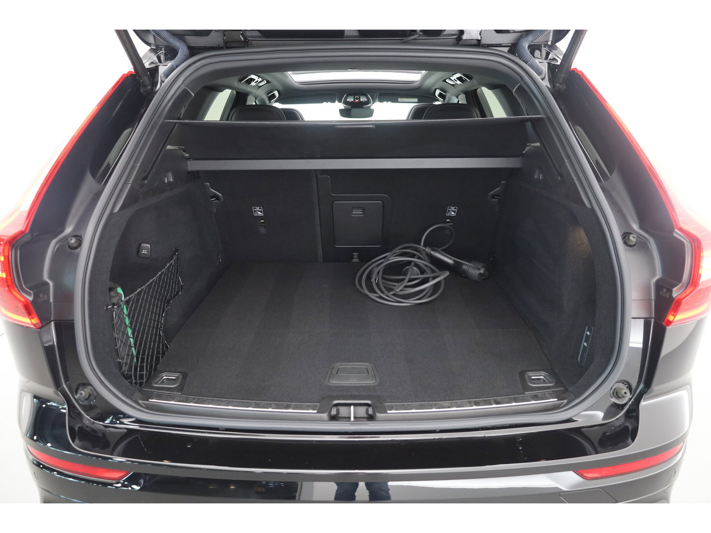 Volvo XC60 2.0 T8 455 PK Plug-in hybrid AWD Plus Dark | Luchtvering | Sport stoelen | 360 camera | Zwarte hemel | 21 inch | Adap. cruise |