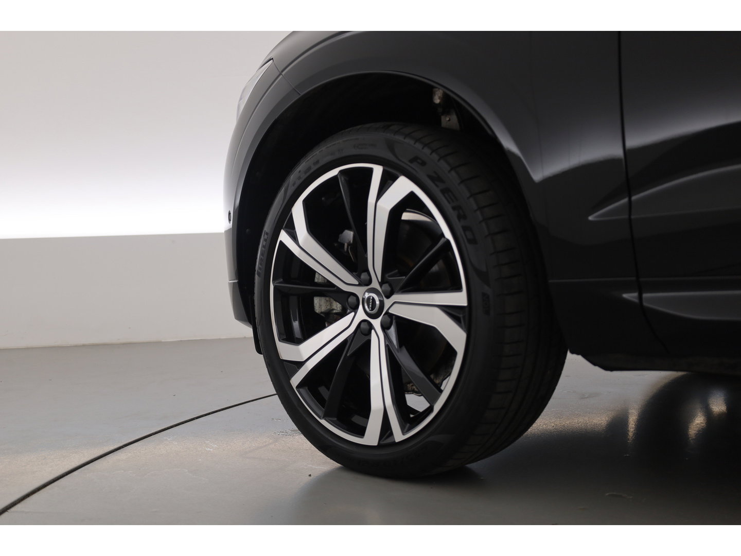 Volvo XC60 2.0 T8 455 PK Plug-in hybrid AWD Plus Dark | Luchtvering | Sport stoelen | 360 camera | Zwarte hemel | 21 inch | Adap. cruise |