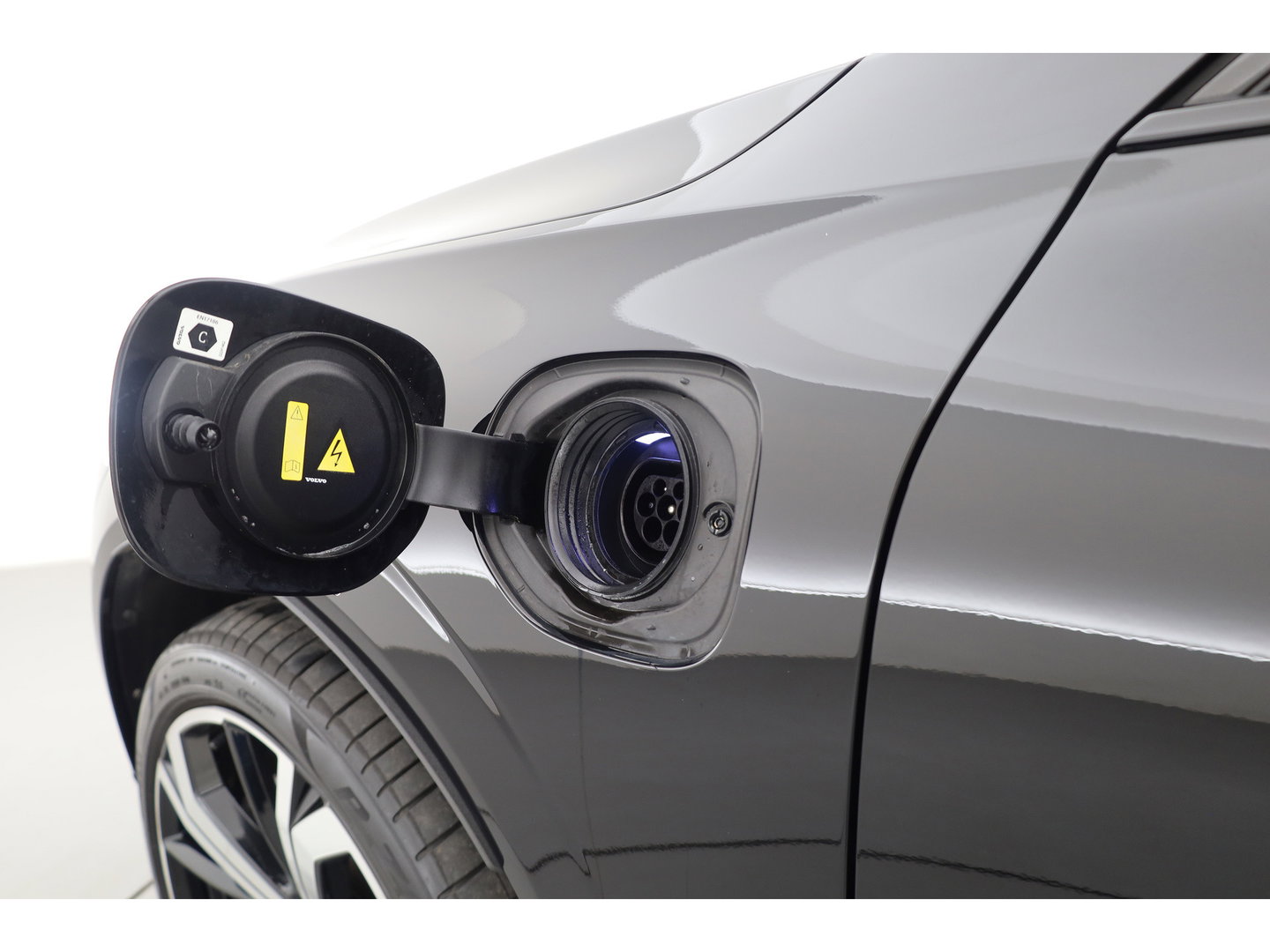 Volvo XC60 2.0 T8 455 PK Plug-in hybrid AWD Plus Dark | Luchtvering | Sport stoelen | 360 camera | Zwarte hemel | 21 inch | Adap. cruise |