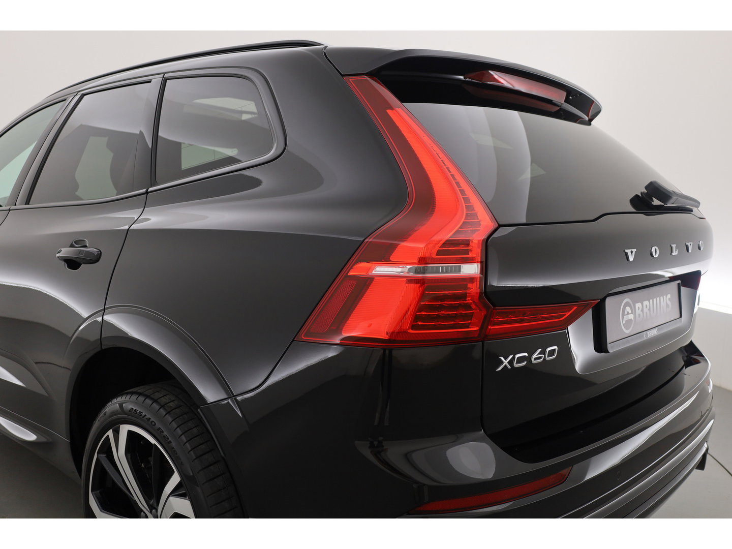 Volvo XC60 2.0 T8 455 PK Plug-in hybrid AWD Plus Dark | Luchtvering | Sport stoelen | 360 camera | Zwarte hemel | 21 inch | Adap. cruise |