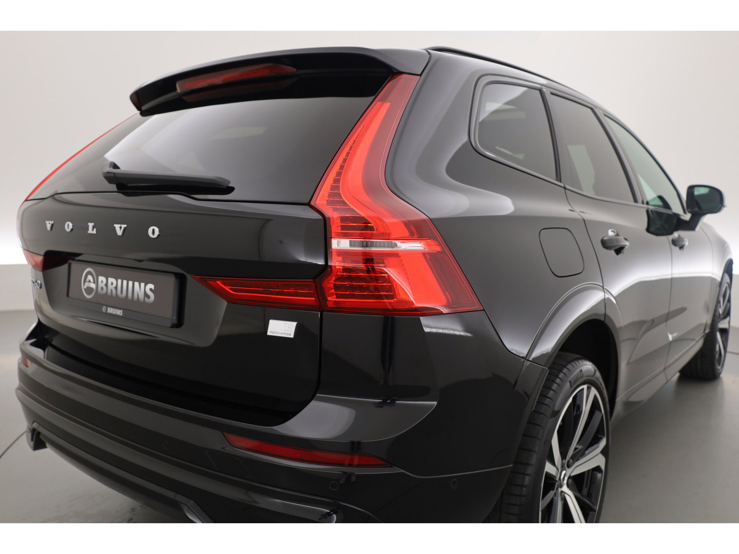 Volvo XC60 2.0 T8 455 PK Plug-in hybrid AWD Plus Dark | Luchtvering | Sport stoelen | 360 camera | Zwarte hemel | 21 inch | Adap. cruise |