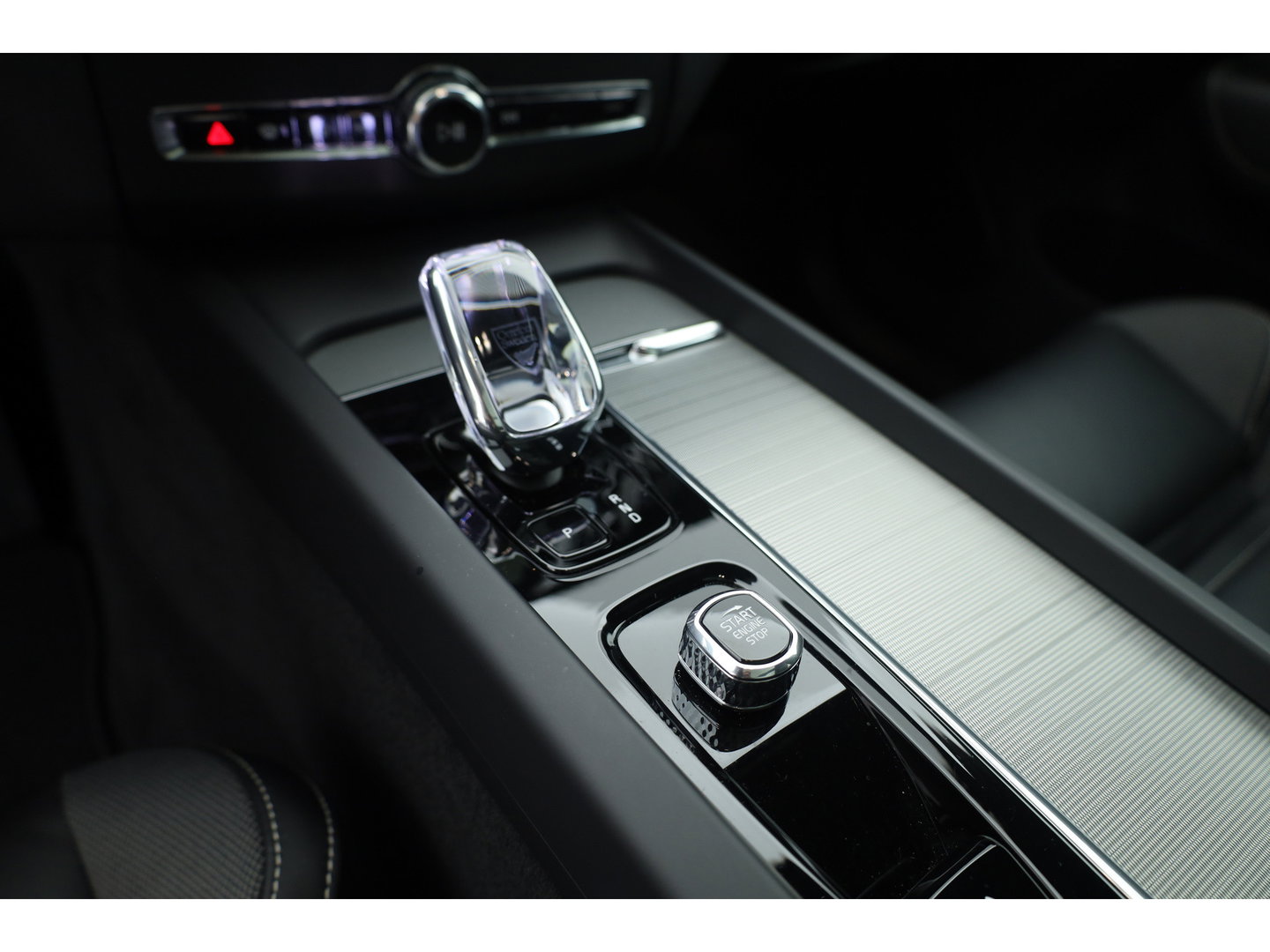 Volvo XC60 2.0 T8 455 PK Plug-in hybrid AWD Plus Dark | Luchtvering | Sport stoelen | 360 camera | Zwarte hemel | 21 inch | Adap. cruise |