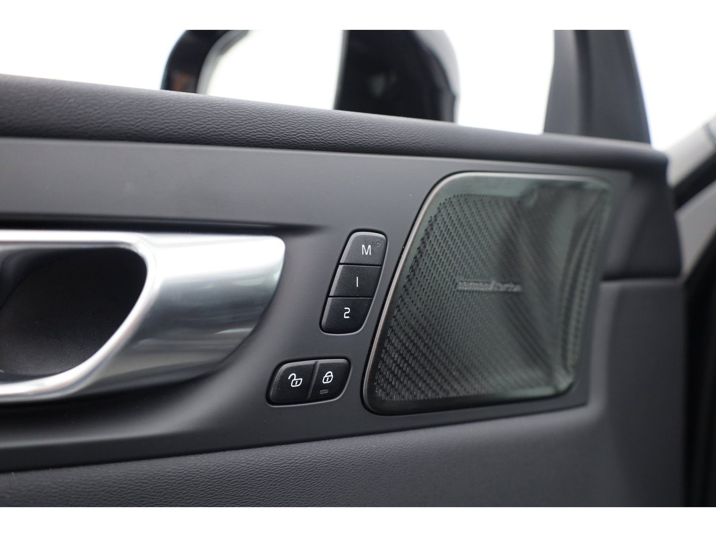 Volvo XC60 2.0 T8 455 PK Plug-in hybrid AWD Plus Dark | Luchtvering | Sport stoelen | 360 camera | Zwarte hemel | 21 inch | Adap. cruise |