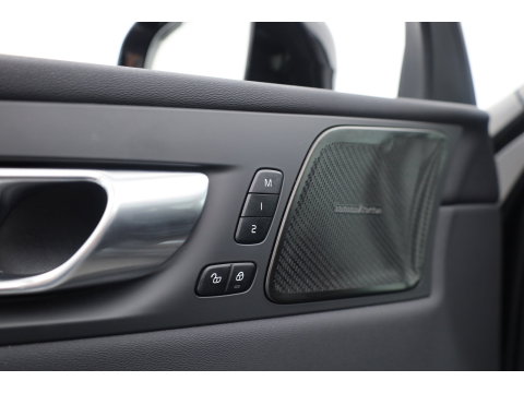 Volvo XC60 2.0 T8 455 PK Plug-in hybrid AWD Plus Dark | Luchtvering | Sport stoelen | 360 camera | Zwarte hemel | 21 inch | Adap. cruise |
