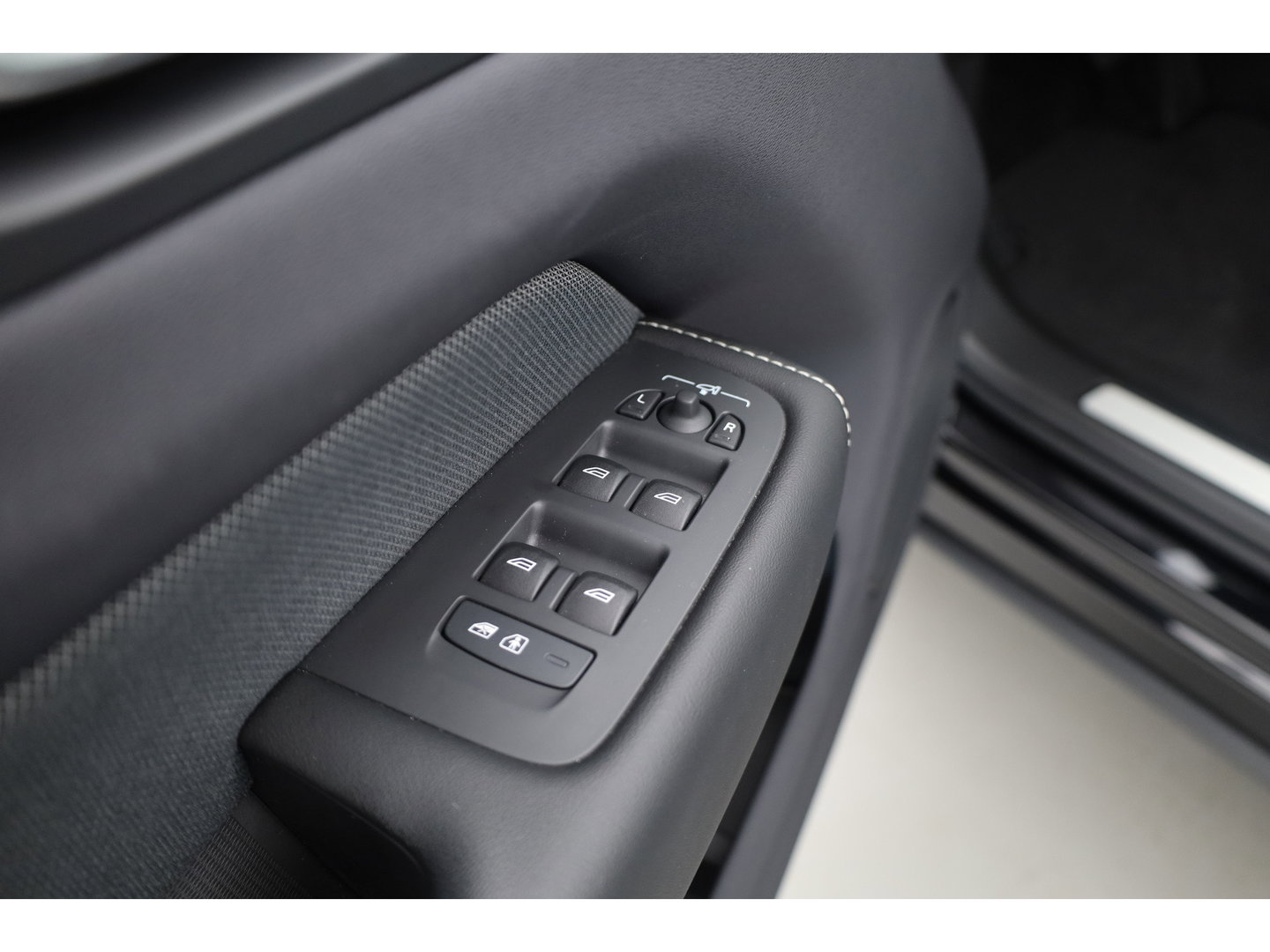 Volvo XC60 2.0 T8 455 PK Plug-in hybrid AWD Plus Dark | Luchtvering | Sport stoelen | 360 camera | Zwarte hemel | 21 inch | Adap. cruise |