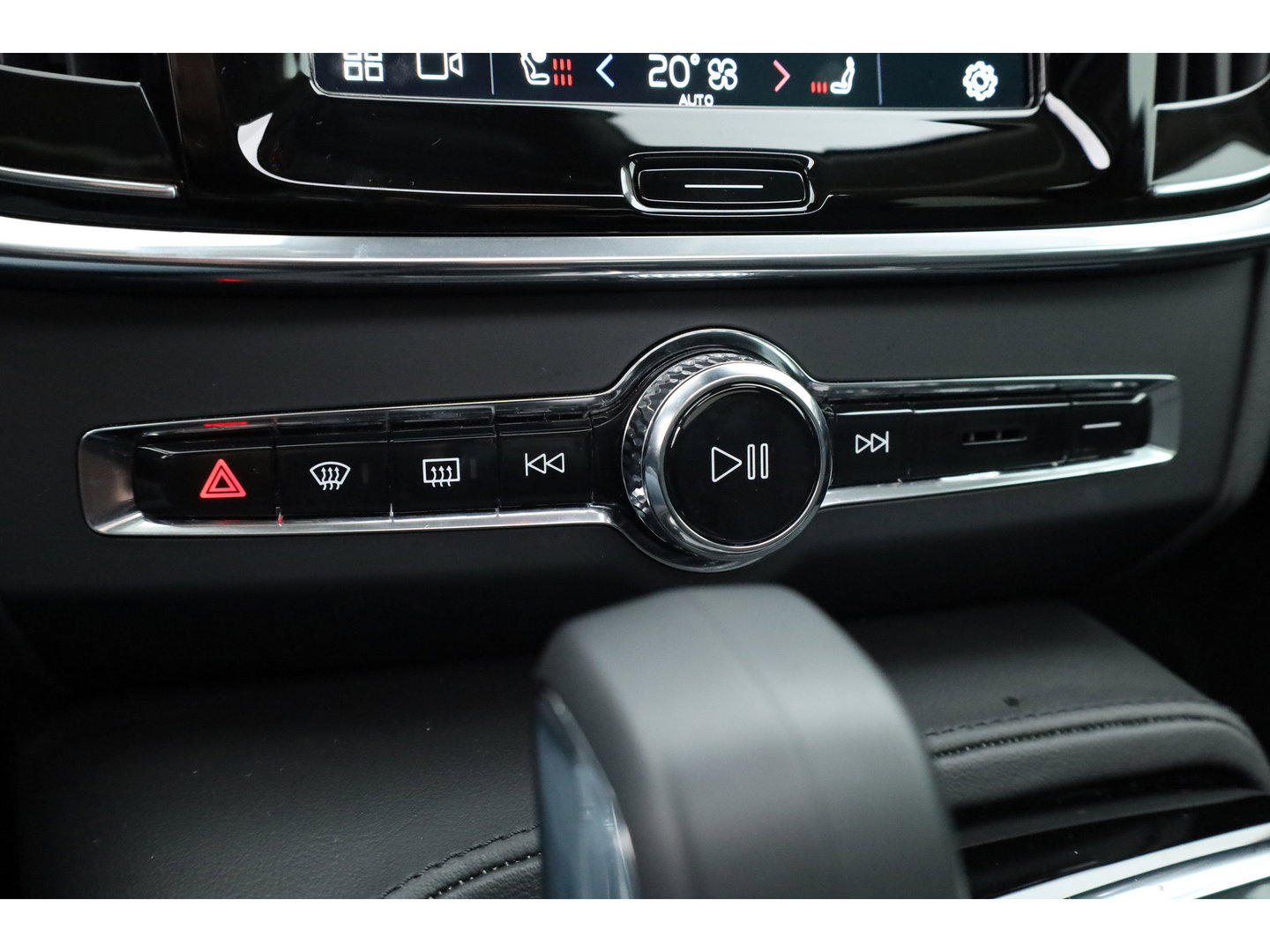 Volvo S90 2.0 T8 AWD Plus Dark | Luchtvering | Pano | Blis | ACC | Elek. stoel+mem. | Stuur- & 4x stoelverw. | H&K | 20" |