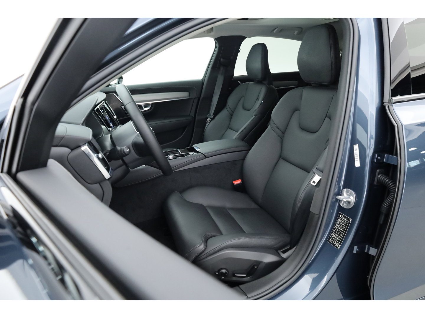 Volvo S90 2.0 T8 AWD Plus Dark | Luchtvering | Pano | Blis | ACC | Elek. stoel+mem. | Stuur- & 4x stoelverw. | H&K | 20" |