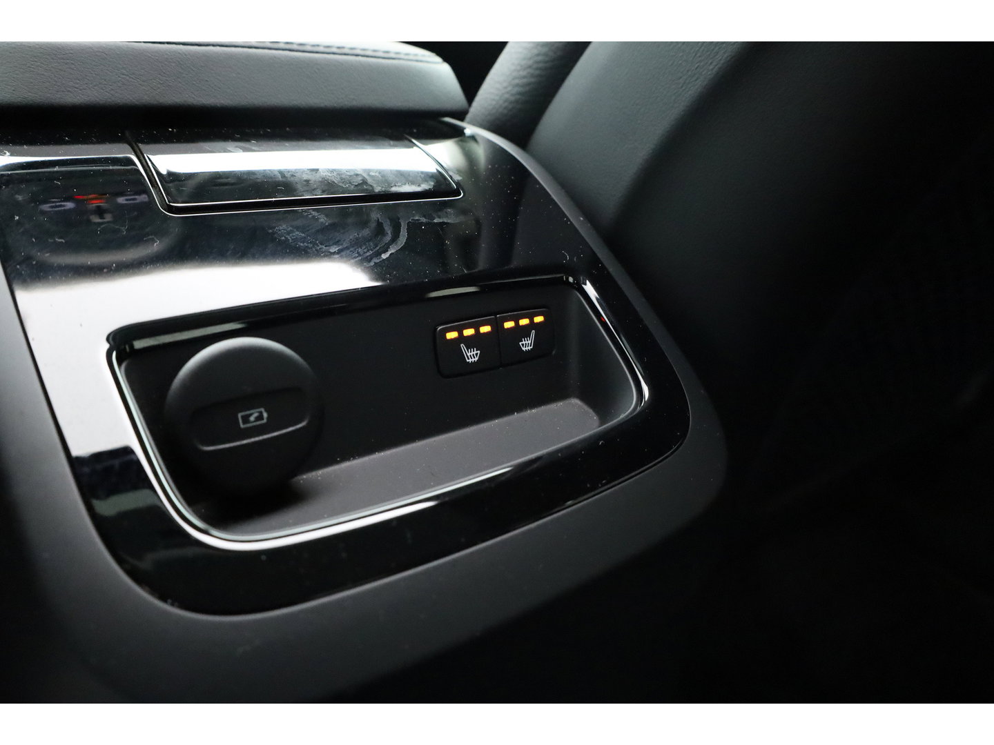 Volvo S90 2.0 T8 AWD Plus Dark | Luchtvering | Pano | Blis | ACC | Elek. stoel+mem. | Stuur- & 4x stoelverw. | H&K | 20" |