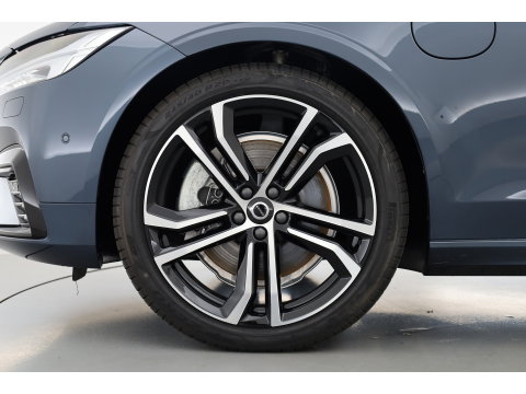 Volvo S90 2.0 T8 AWD Plus Dark | Luchtvering | Pano | Blis | ACC | Elek. stoel+mem. | Stuur- & 4x stoelverw. | H&K | 20" |