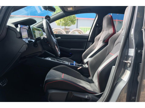 Volkswagen Golf 8 GTI Clubsport 2.0 TSI 300pk Panoramadak IQ light Camera 19" LMV