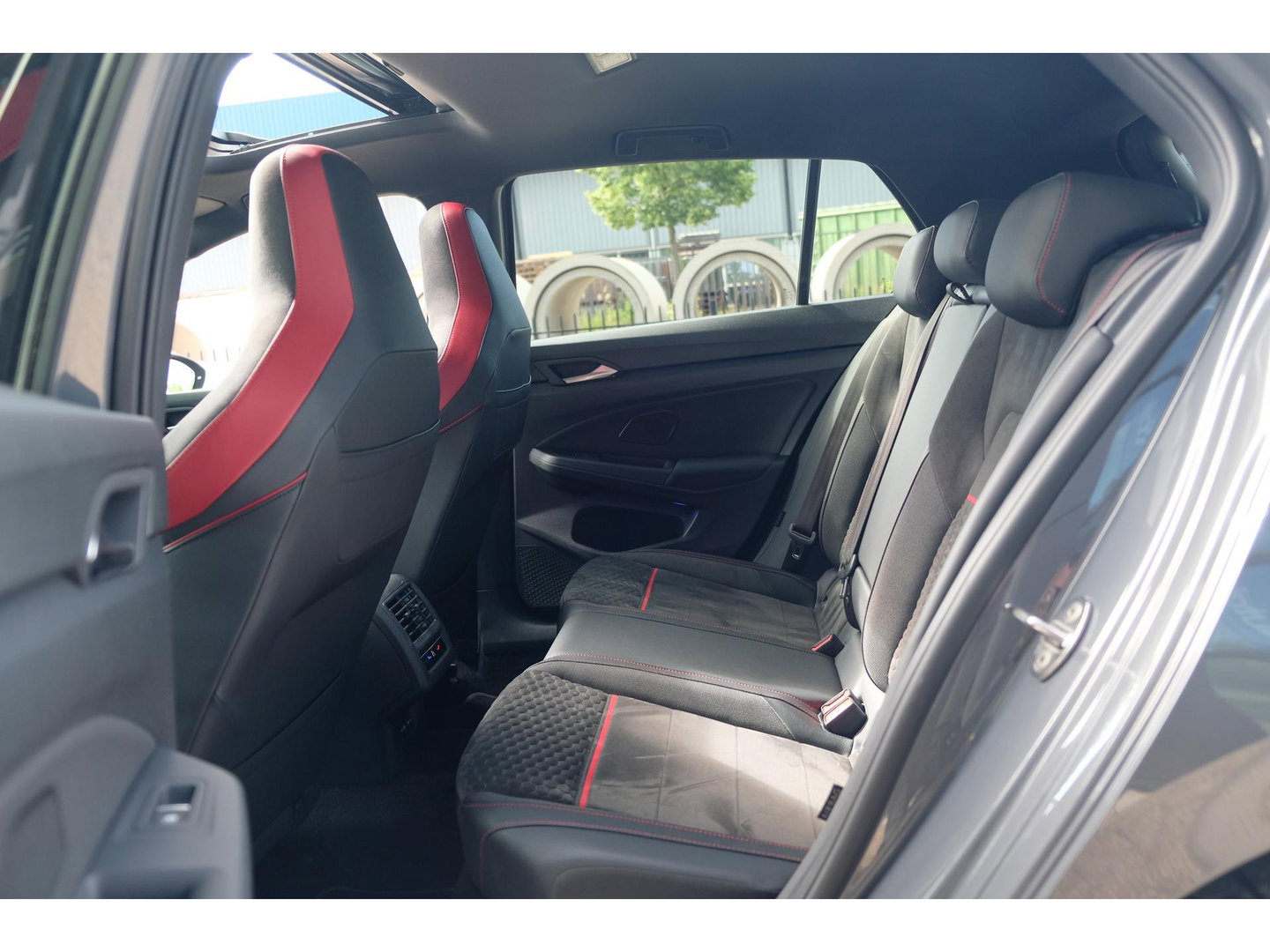 Volkswagen Golf 8 GTI Clubsport 2.0 TSI 300pk Panoramadak IQ light Camera 19" LMV